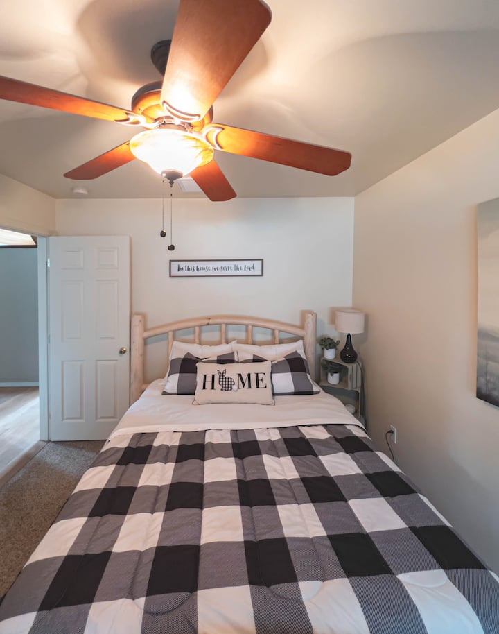 ห้องนอนชั้นหลักพร้อมเตียงควีนไซส์