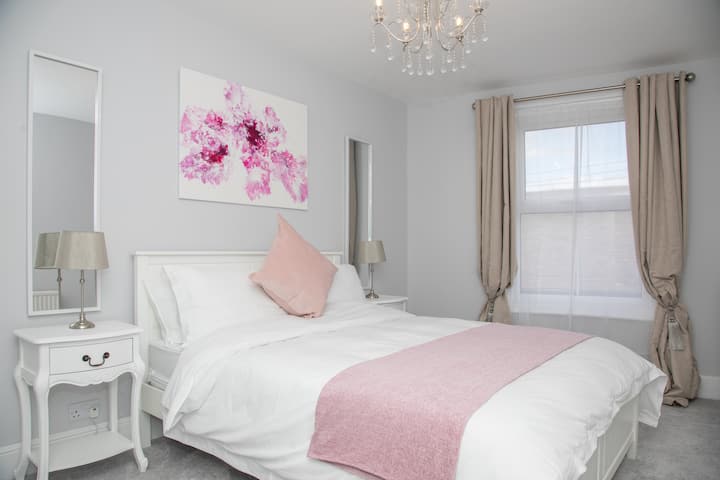 Priestranná a svetlá spálňa s manželskou posteľou King na prvom poschodí 