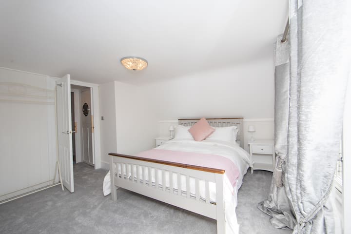 Druhá podkrovná spálňa s manželskou posteľou King, ktorá má vlastnú kúpeľňu s prvou