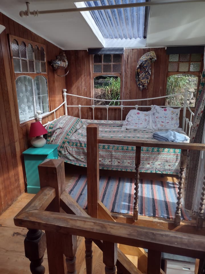 מיטת יום עם וילונות לפרטיות