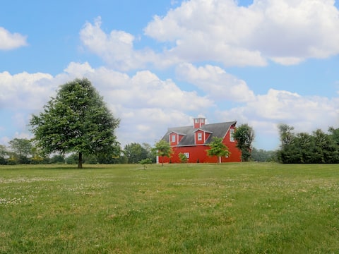 Charming Red Barn Loft With Beautiful Country View