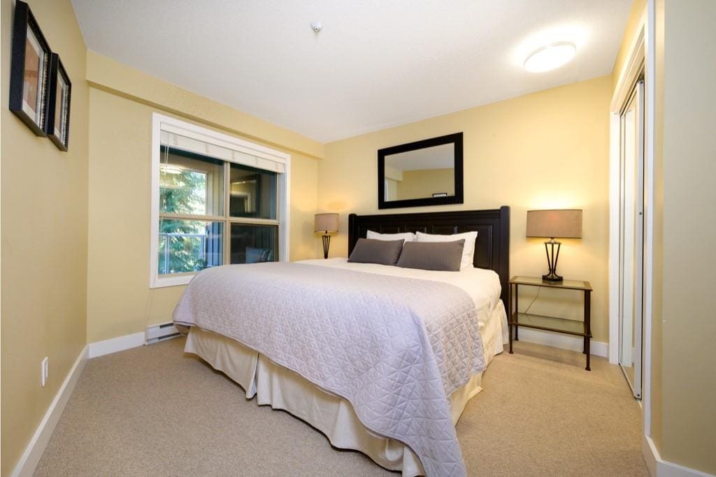 Chumba cha kulala cha kiwango cha juu kilicho na bafu ya chumbani.