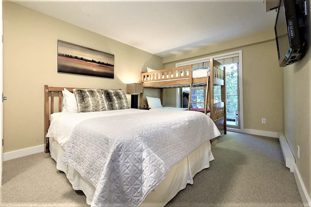 Chumba cha kulala chenye ukubwa mara mbili na kitanda cha ghorofa.