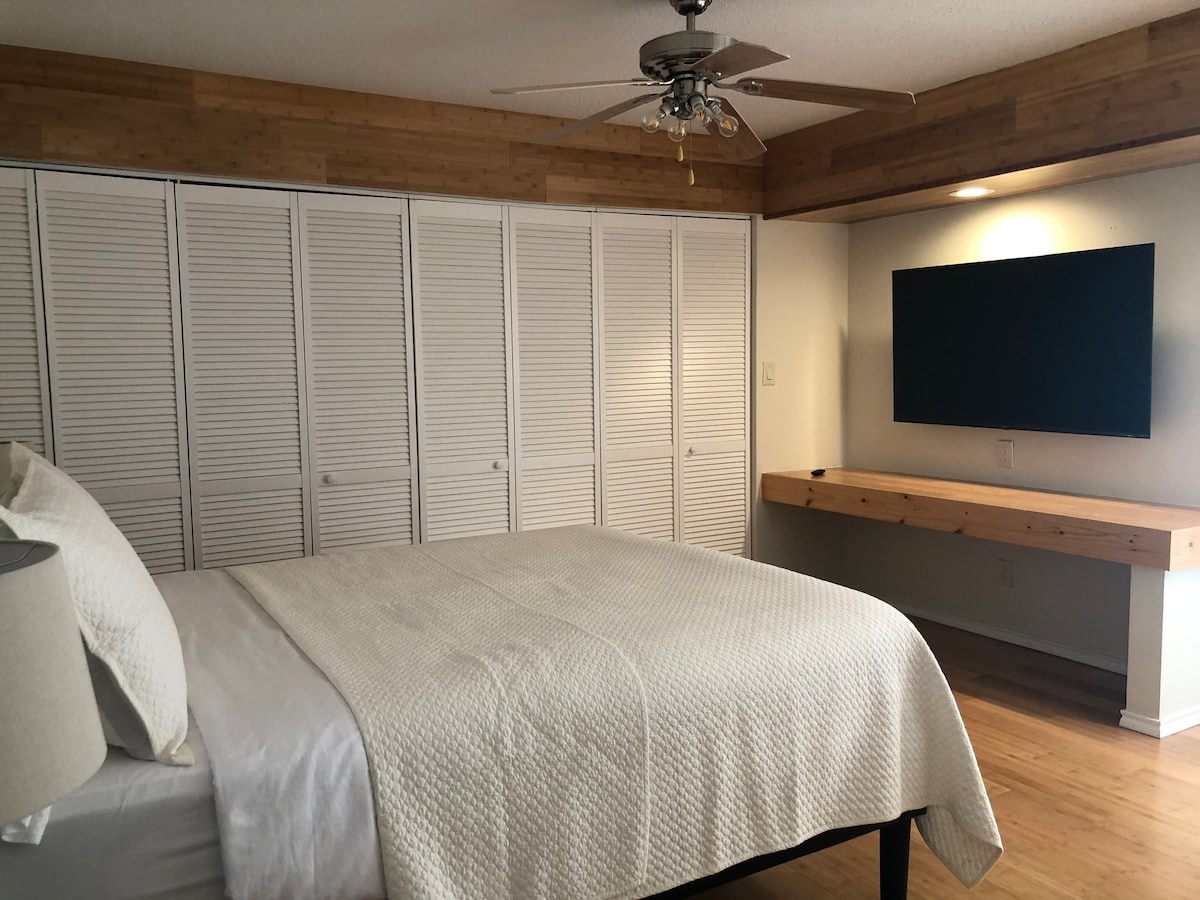 מיטה נוחה במיוחד, טלוויזיה גדולה המחוברת לנטפליקס, פינת עבודה נהדרת. מטבחון גדול וארון ענק לשהייה ארוכה. 