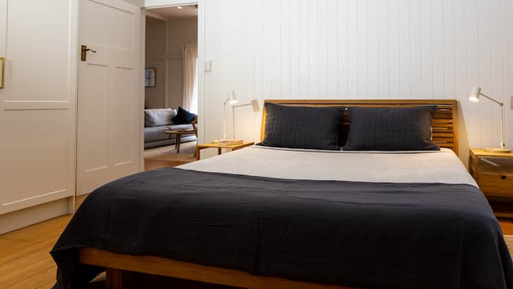 Dormitorio principal con cama tamaño king