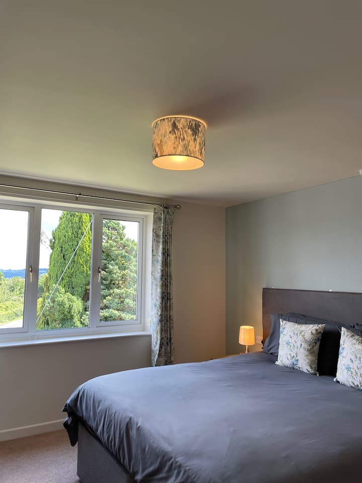 Spavaća soba renovirana je u srpnju 2023. godine, ali i dalje postoji mogućnost da postoje dva odvojena kreveta.