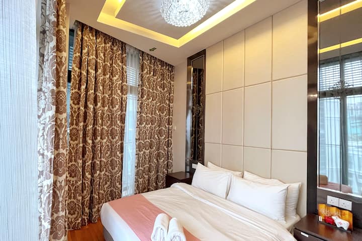 
Master Bedroom: 

- 1 Queen bed
- Bathroom with Bathtub & standing shower
- Wardrobe
- 2 Bath Towels
- Balcony access