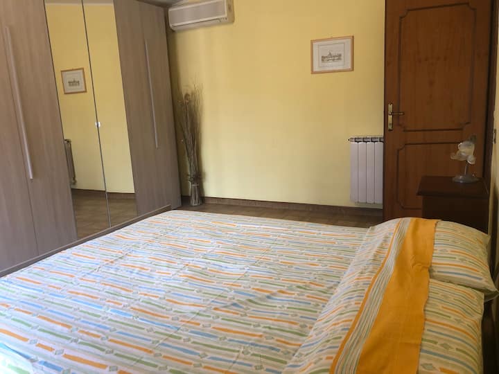 Двојната спална соба има и голем балкон со поглед кон градината.