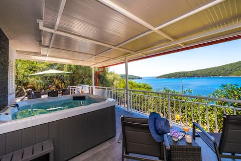 Villa Lora - seaside luxury villa with jacuzzi