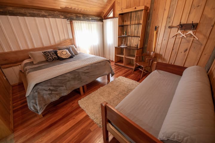 Apartman 2.
Veliki bračni krevet, plahte 300 pređa, prekrivena ovčjom vunom ručno izrađenom u regiji i krevetom za jednu osobu. Cortinas with backout.
