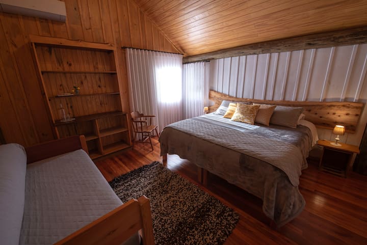 apartman 1. Bračni krevet (širine 180-220 cm) i krevet za jednu osobu. 300 navoja, deke izrađene od ovčje vune ručno. Uzglavlje koje je izradio obrtnik / domaćin Daniel Castelli. Zavjese za zamračivanje.