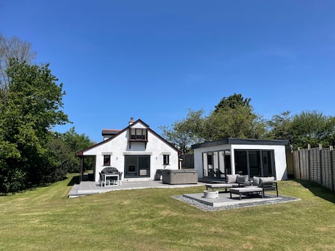 Owl Cottage -Hot Tub, Games Room-Polzeath, Padstow