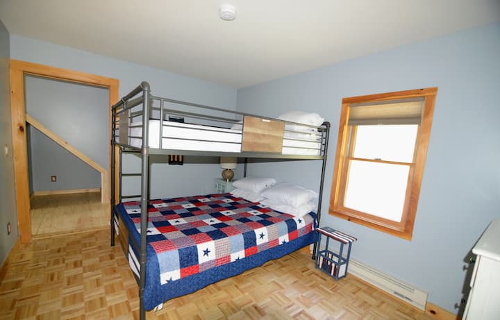 Chumba cha kulala cha ghorofa ya 2. Malkia juu ya vitanda vya malkia. Bunk ya juu ina kikomo cha uzito kilichoorodheshwa cha 200lbs
