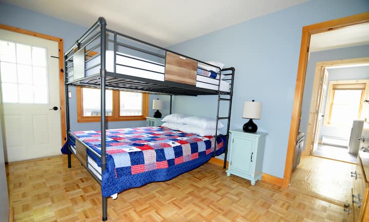 Chumba cha kulala cha ghorofa ya 2. Malkia juu ya vitanda vya futi 5x6. Bunk ya juu ina kikomo cha uzito kilichoorodheshwa cha 200lbs