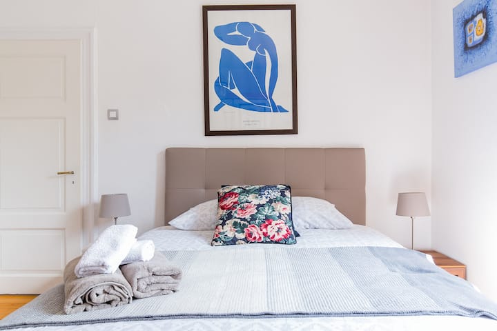 Dhomë gjumi me krevat
160x200
Mbulesa krevati premium