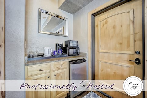 Successful Airbnb property: Luxury Mtn King Suite, jetted tub, pool, hot tub in Snyderville