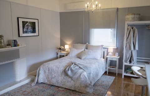 Private modern studio in the centre of Queenstown.