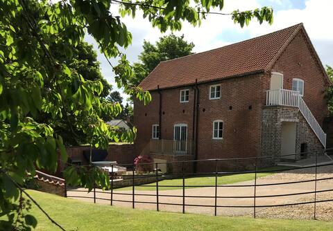 The Red Barn at Goadby Marwood - Hot Tub Sleeps 8+