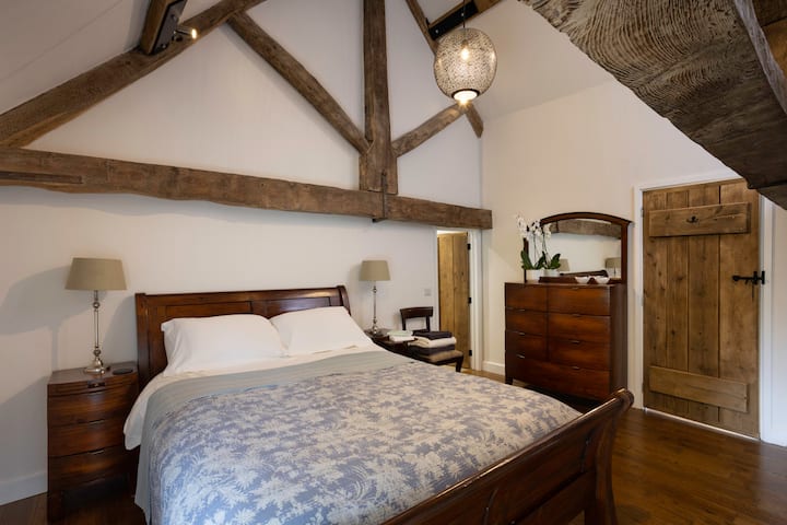 ห้องนอนขนาดคิงไซส์พร้อมห้องอาบน้ำในตัว