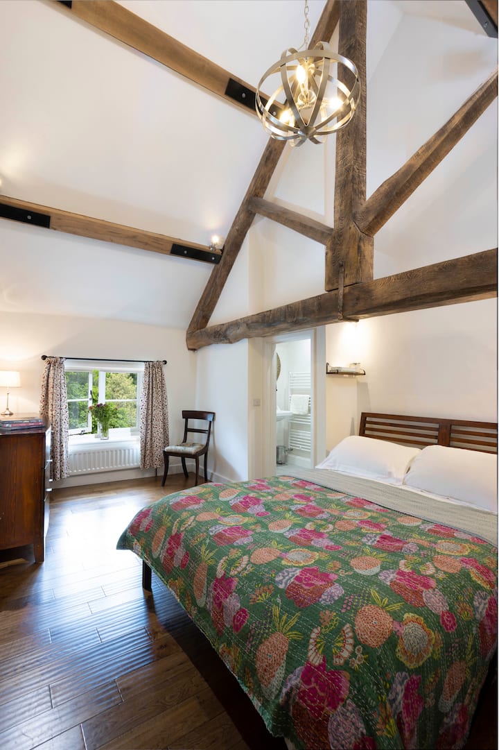 ห้องพักริมทะเลสาบพร้อมเตียงคิงไซส์และห้องอาบน้ำในตัว