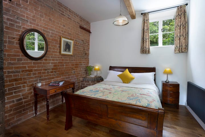 ห้องนอนขนาดคิงไซส์ด้านล่างมีเสถียรภาพพร้อมห้องอาบน้ำฝักบัวที่อยู่ติดกันที่ The Red Barn ที่ Goadby Marwood 