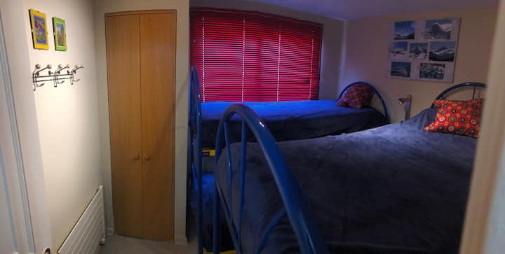 غرفة نوم ثانية مقتصرة على غرفتي نوم بسبب المسكن