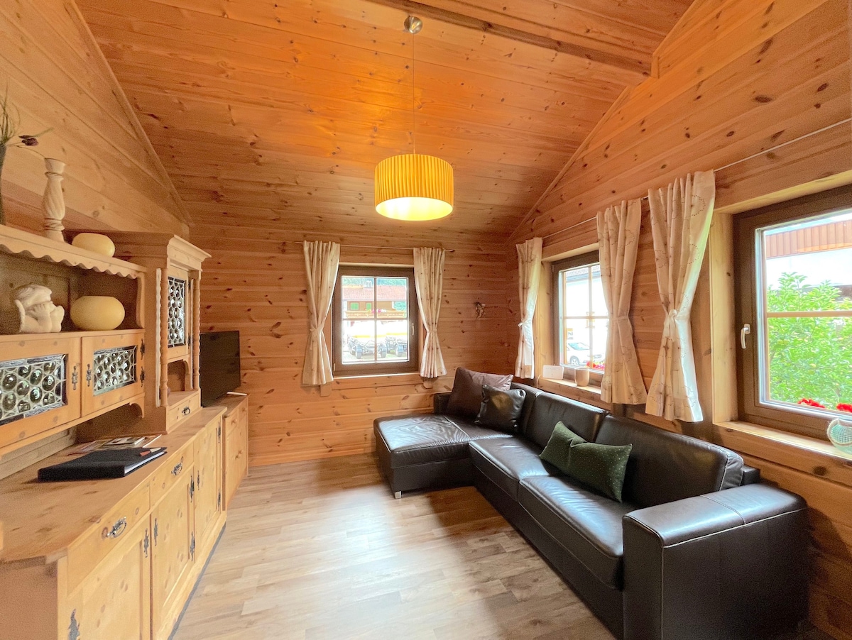 غرفة معيشة مع أريكة جلدية