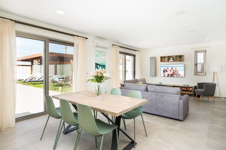 Beachfront Villa w/Private Pool, BBQ and Ping Pong gallery image 5