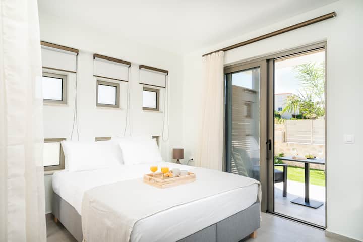 ห้องนอนใหญ่สว่างไสวเต็มไปด้วยแสงธรรมชาติอันนุ่มนวล