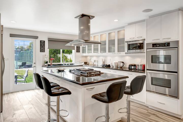 Gated 6BR Retreat w/Pool, Tennis Court, Basketball gallery image 4