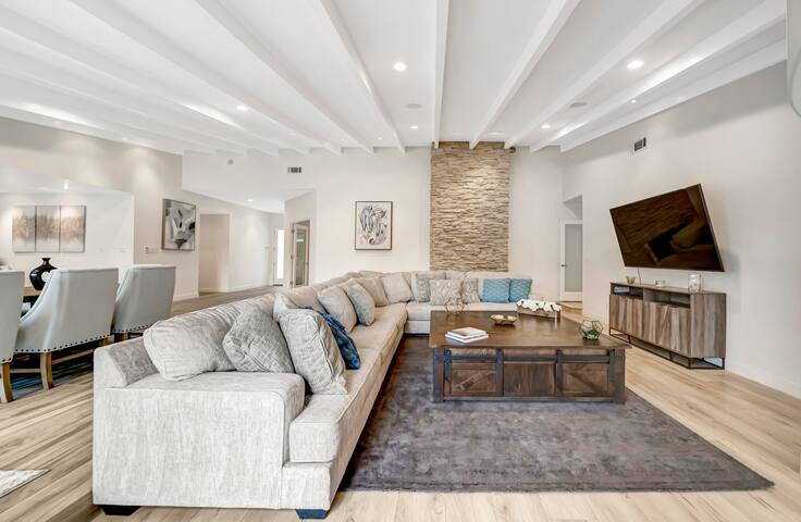 Gated 6BR Retreat w/Pool, Tennis Court, Basketball gallery image 3