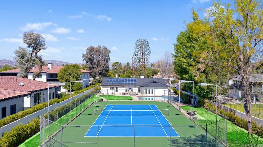 Gated 6BR Retreat w/Pool, Tennis Court, Basketball