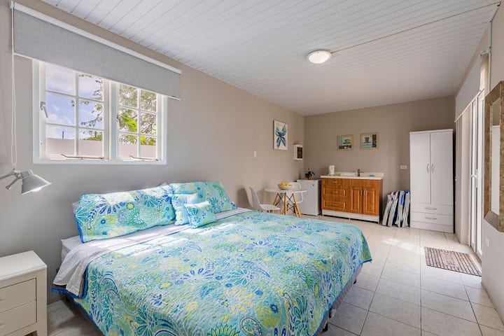 Lit king size - votre havre de paix et d'intimité – la chambre qui promet des nuits reposantes et des matins charmants.