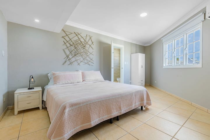 Lit king size avec salle de bain attenante - notre havre de paix et d'intimité – la chambre qui promet des nuits reposantes et des matins charmants.