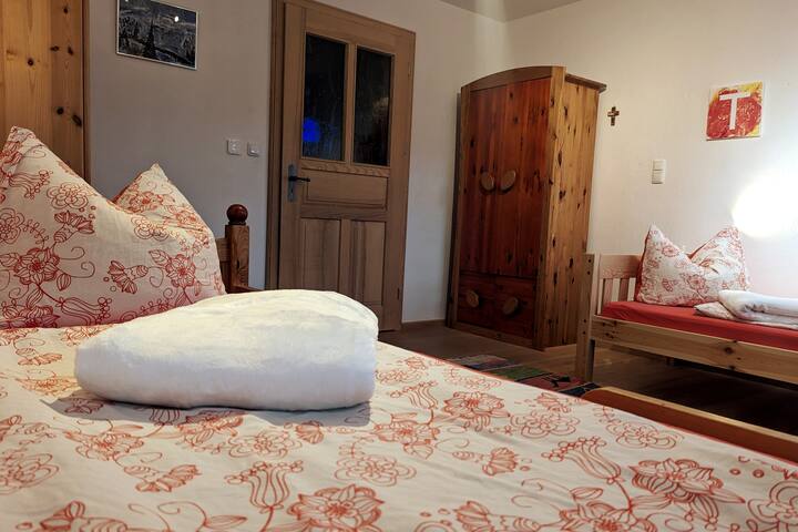 Spavaća soba s dva udobna jednostruka kreveta (90 cm × 200 cm) i dva ormara