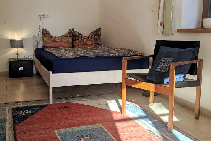 Spavaća soba s bračnim krevetom širine 55 inča i iznimno dugim poplunima 