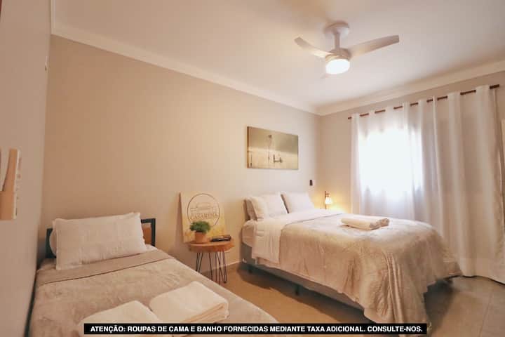 Suite 2 (1 cama tamaño queen y 1 cama doble)