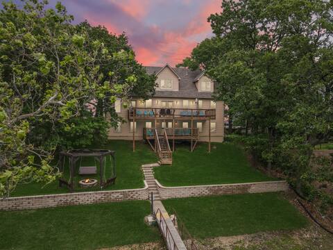 Serenity by the Shore: Luxury Waterfront Haven