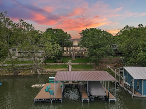 Serenity by the Shore: Luxury Waterfront Haven