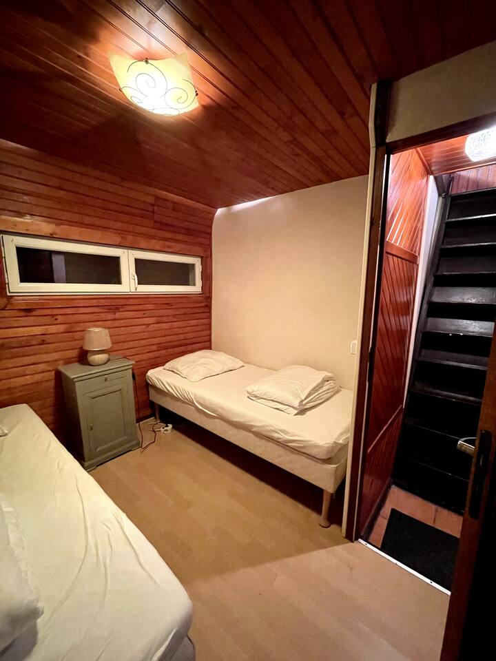 房间位于花园楼层，配有两张单人床