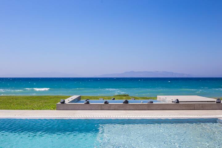 Miguel: Luxury Beachfront Villa with Heated Pool gallery image 3