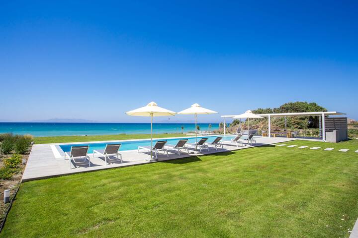 Miguel: Luxury Beachfront Villa with Heated Pool gallery image 2