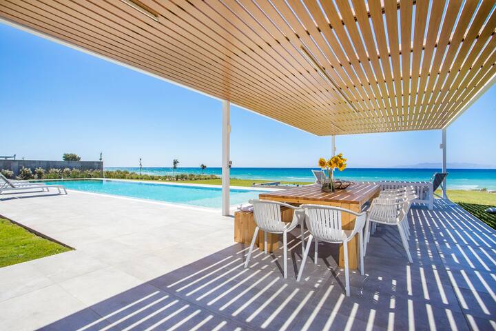 Miguel: Luxury Beachfront Villa with Heated Pool gallery image 5