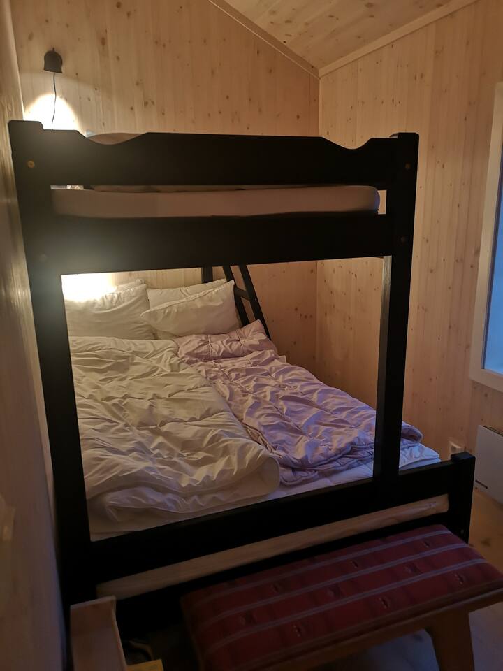 Spálňa 2: Rodinná poschodová posteľ. 90 cm a 120 cm
