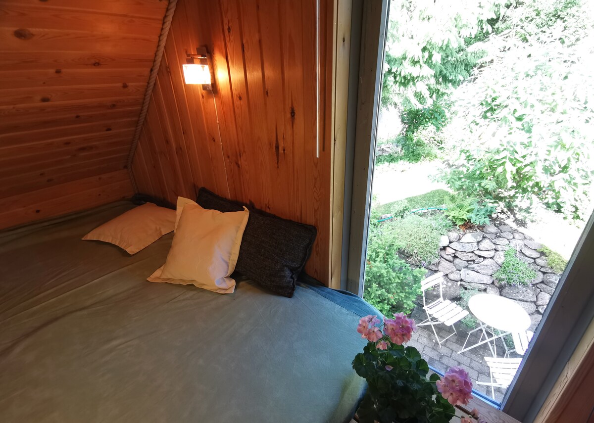 Pohľad cez sklenené dvere dolu na malú terasu.