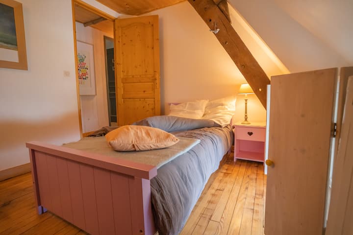 ძალიან მყუდრო პატარა ოთახი 1 დამსვენებლისთვის: სათავსო და კაუჭი