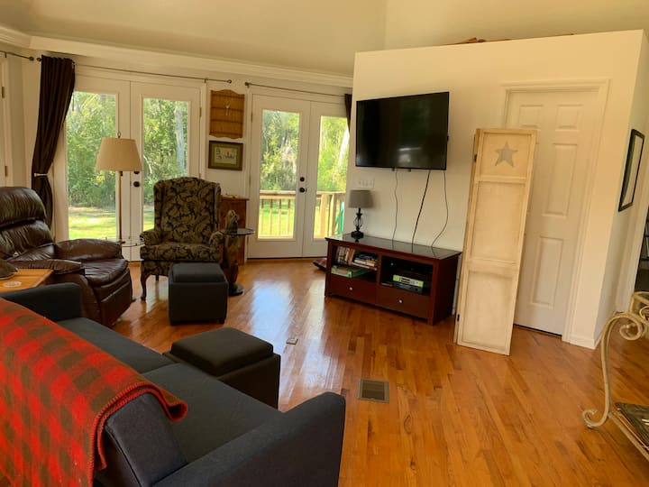 聚会室周围遍布法式门，可欣赏布罗克特斯劳（ Brockett Slough ）自然栖息地的全景。浴室配有浴缸/淋浴设施。