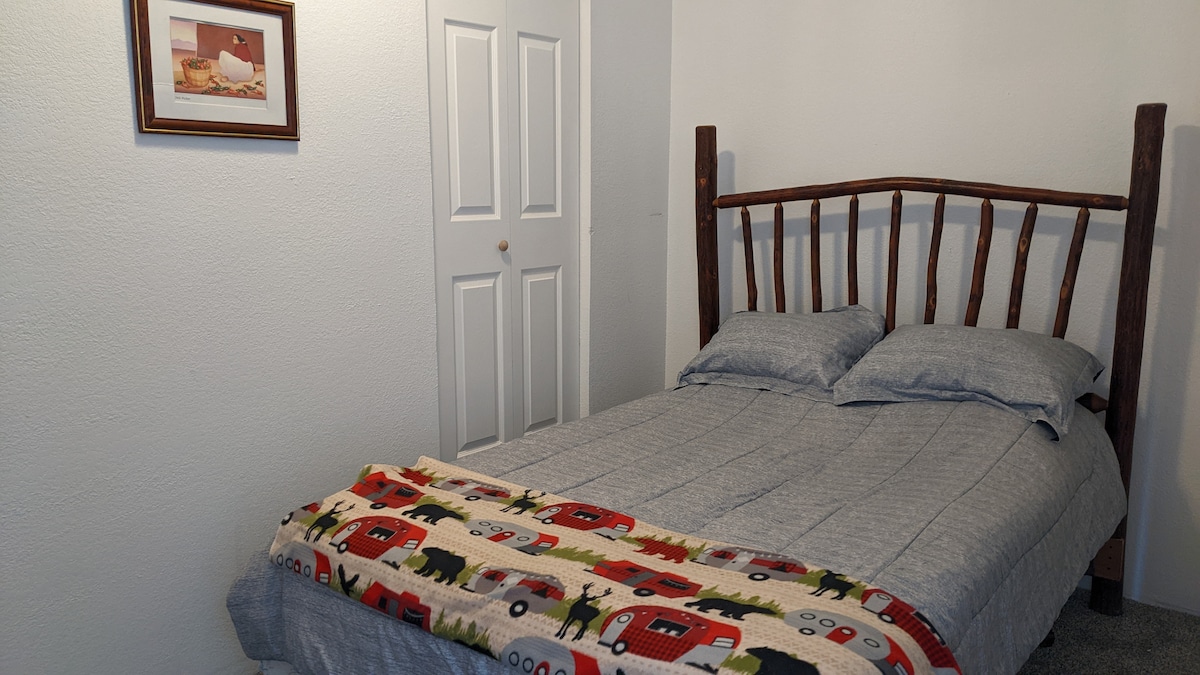 Spálňa č.5 (nižšie poschodie) s plnohodnotnou posteľou a 2 skrinkami.