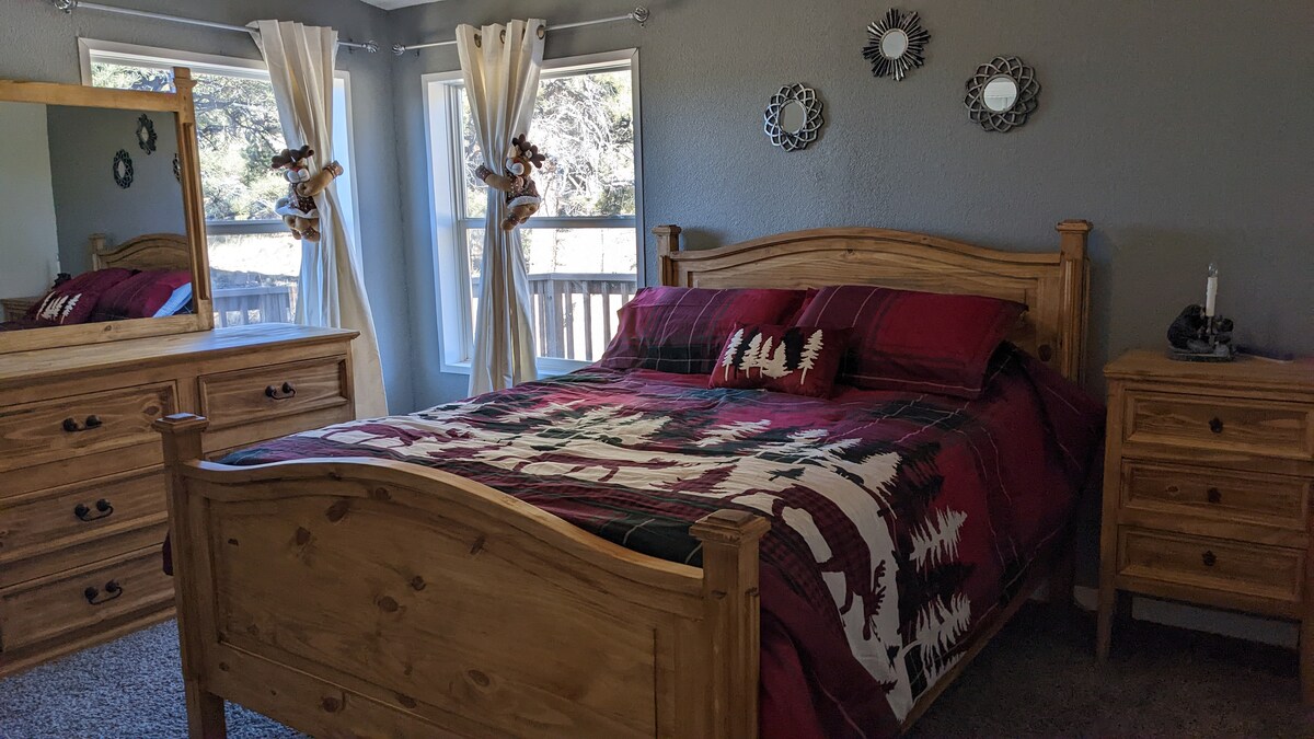 Hlavná spálňa s manželskou posteľou veľkosti Queen, hlavnou kúpeľňou a šatníkom