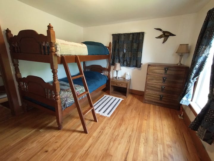 חדר שינה עם מיטות קומתיים.